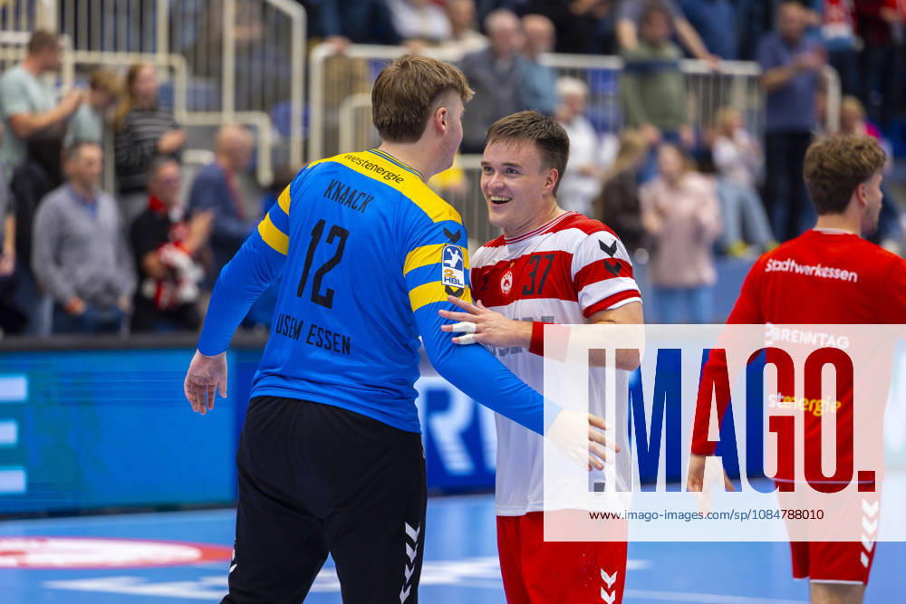 8. Spieltag der 2. Handball-Bundesliga, TuSEM Essen - TV Emsdetten. v. l. Torwart Finn Knaack (TuSEM Essen), Max Neuhaus (TuSEM Essen) bejubeln den Sieg. Essen Am Hallo NRW Deutschland xRHR-FOTO DEx