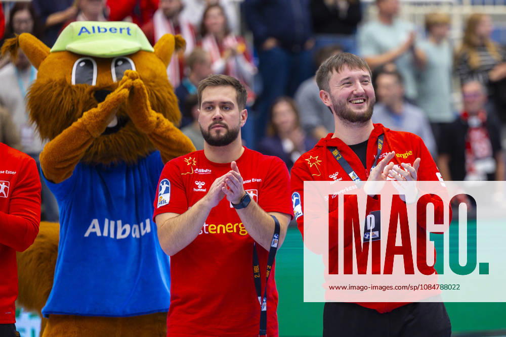 8. Spieltag der 2. Handball-Bundesliga, TuSEM Essen - TV Emsdetten. v. l. Trainer Kenji Hövels (TuSEM Essen), Physiotherapeut Matthias Beck (TuSEM Essen) lachen. Essen Am Hallo NRW Deutschland xRHR-FOTO DEx