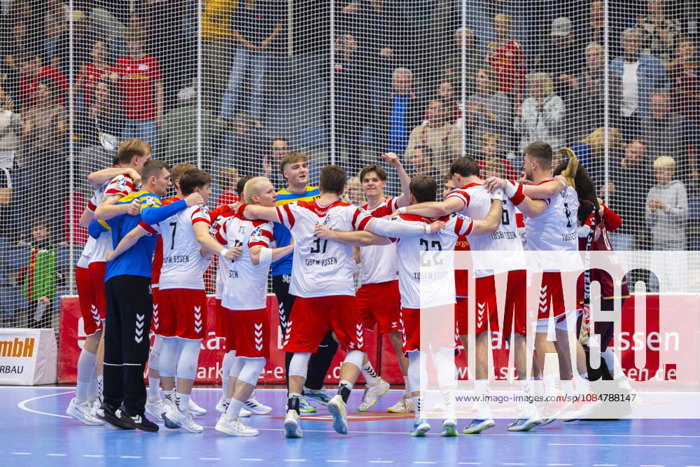 8. Spieltag der 2. Handball-Bundesliga, TuSEM Essen - TV Emsdetten. Die Spieler des TUSEM bejubeln den ersten Sieg der Saison. Essen Am Hallo NRW Deutschland xRHR-FOTO DEx