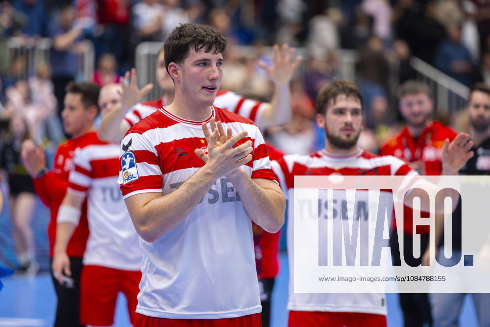 8. Spieltag der 2. Handball-Bundesliga, TuSEM Essen - TV Emsdetten. v. l. Valentin Willner (TuSEM Essen), Nicholas Schley (TuSEM Essen) bejubeln den Sieg. Essen Am Hallo NRW Deutschland xRHR-FOTO DEx