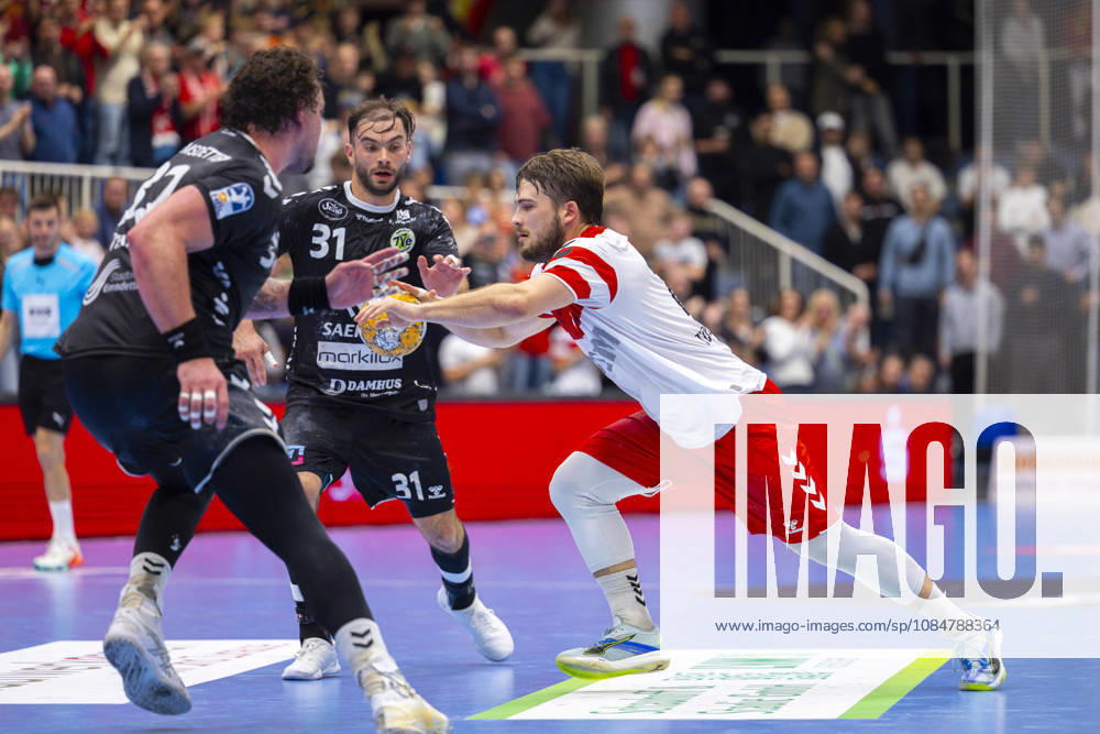 8. Spieltag der 2. Handball-Bundesliga, TuSEM Essen - TV Emsdetten. Nicholas Schley (TuSEM Essen) setzt sich durch. Essen Am Hallo NRW Deutschland xRHR-FOTO DEx