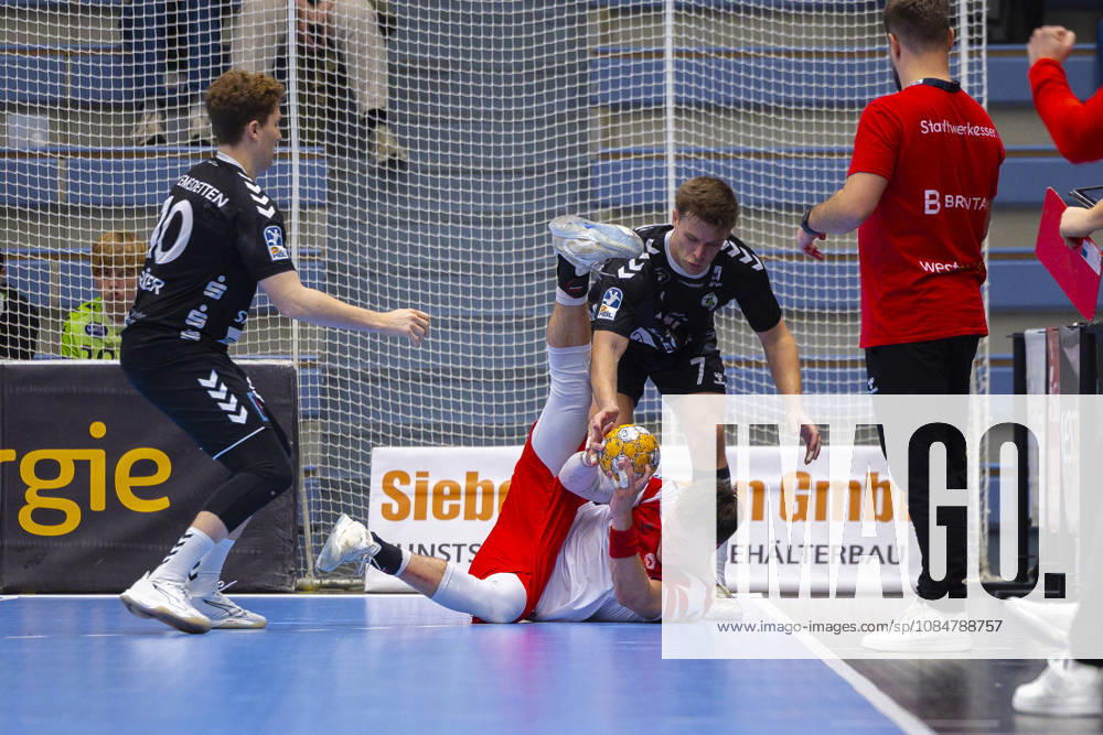 8. Spieltag der 2. Handball-Bundesliga, TuSEM Essen - TV Emsdetten. Max Neuhaus (TuSEM Essen) behauptet den Ball. Essen Am Hallo NRW Deutschland xRHR-FOTO DEx