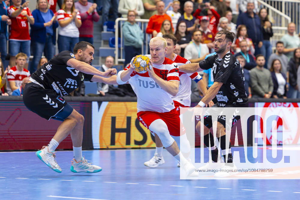 8. Spieltag der 2. Handball-Bundesliga, TuSEM Essen - TV Emsdetten. v. l. Robin Jansen (TV Emsdetten), Oskar Kostuj (TuSEM Essen), Björn Zintel (TV Emsdetten). Essen Am Hallo NRW Deutschland xRHR-FOTO DEx