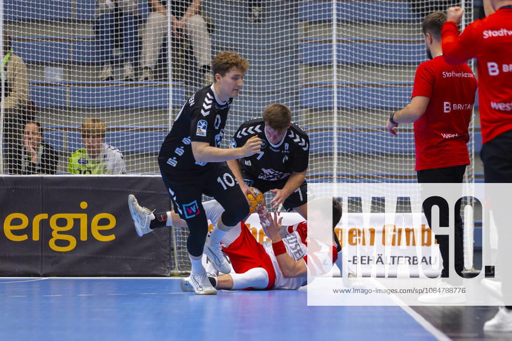 8. Spieltag der 2. Handball-Bundesliga, TuSEM Essen - TV Emsdetten. v. l. Florian Träger (TV Emsdetten), Max Neuhaus (TuSEM Essen), Florian Träger (TV Emsdetten). Essen Am Hallo NRW Deutschland xRHR-FOTO DEx