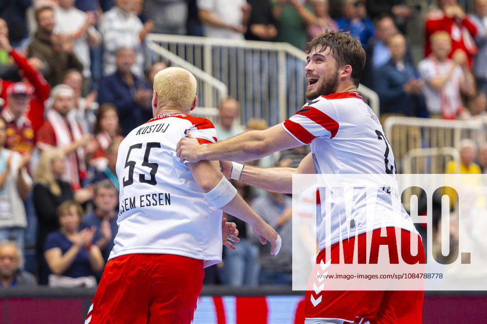 8. Spieltag der 2. Handball-Bundesliga, TuSEM Essen - TV Emsdetten. v. l. Oskar Kostuj (TuSEM Essen), Nicholas Schley (TuSEM Essen) jubeln. Essen Am Hallo NRW Deutschland xRHR-FOTO DEx
