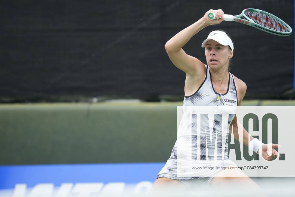 WTA, Tennis Damen Kinoshita Group Japan Open - Day 2 Magda Linette of Poland plays in action during her round of 32 singles match against Claire Liu of the United States at the 2026 Kinoshita Group Japan Open Women s tennis tournament at Utsubo Tennis Center in Osaka, Japan, on October 20, 2026. Osaka Japan