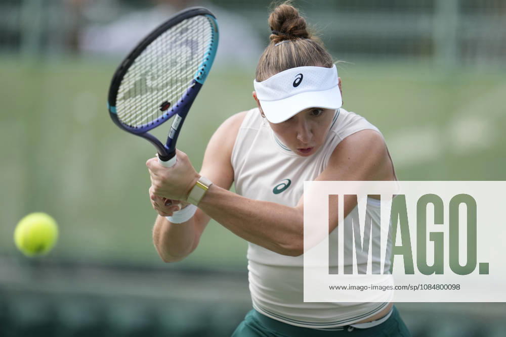 WTA, Tennis Damen Kinoshita Group Japan Open - Day 2 Mary Stoiana of the United States competes in her round of 32 singles match against Oleksandra Oliynykova of Ukraine at the 2026 Kinoshita Group Japan Open Women s tennis tournament at Utsubo Tennis Center in Osaka, Japan, on October 20, 2026. Osaka Japan