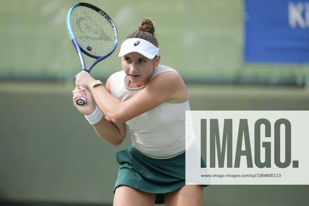 WTA, Tennis Damen Kinoshita Group Japan Open - Day 2 Mary Stoiana of the United States competes in her round of 32 singles match against Oleksandra Oliynykova of Ukraine at the 2026 Kinoshita Group Japan Open Women s tennis tournament at Utsubo Tennis Center in Osaka, Japan, on October 20, 2026. Osaka Japan
