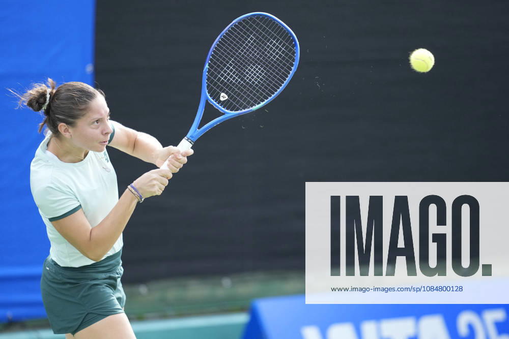 WTA, Tennis Damen Kinoshita Group Japan Open - Day 2 Antonia Ruzic of Croatia plays against Paula Badosa of Spain during their round of 32 singles match at the 2026 Kinoshita Group Japan Open Women s tennis tournament at Utsubo Tennis Center in Osaka, Japan, on October 20, 2026. Osaka Japan