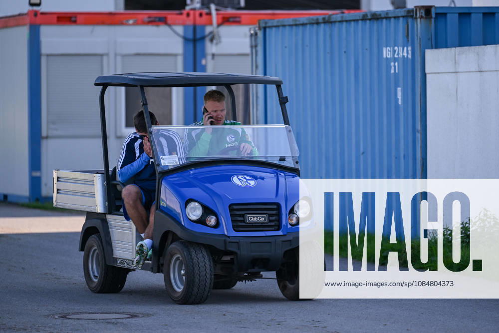 Fussball, Saison 2026 2027, Bundesliga, Training des FC Schalke 04, Maximilian Wöber (FC Schalke 04) verletzt sich nach einem Zweikampf und muss das Training verlassen, xRHR-FOTO YYx