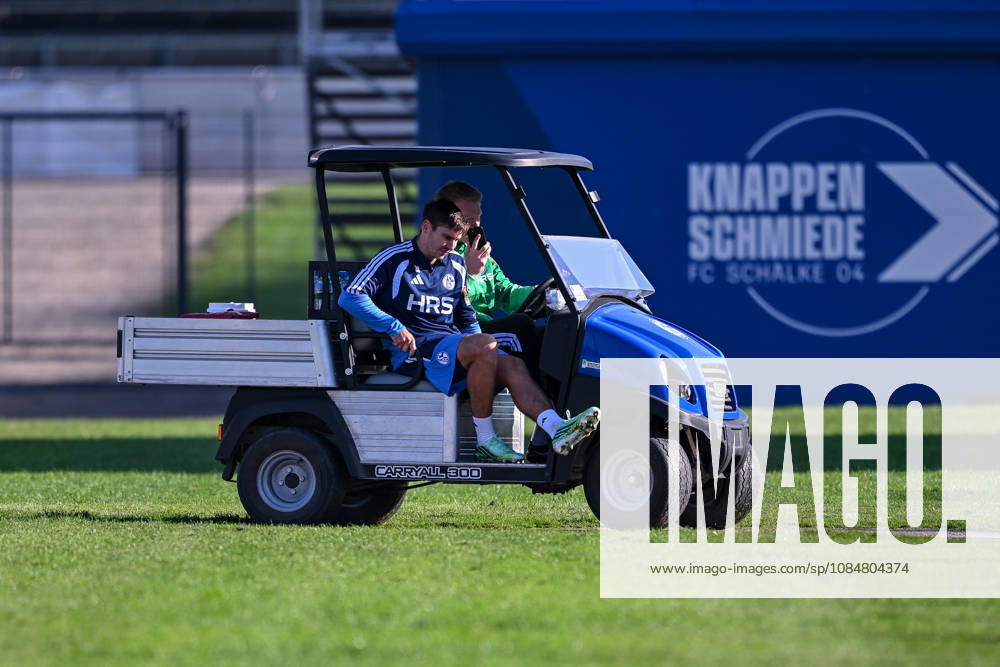 Fussball, Saison 2026 2027, Bundesliga, Training des FC Schalke 04, Maximilian Wöber (FC Schalke 04) verletzt sich nach einem Zweikampf und muss das Training verlassen, xRHR-FOTO YYx
