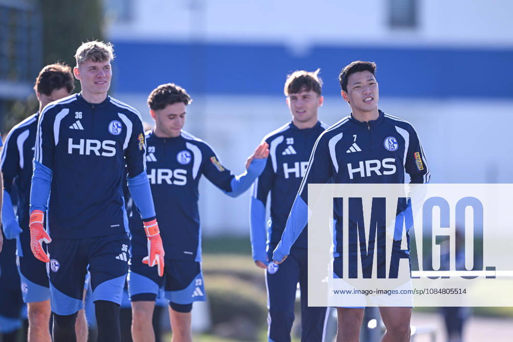 Fussball, Saison 2026 2027, Bundesliga, Training des FC Schalke 04, Torwart Johannes Siebeking (FC Schalke 04), Hee-chan Hwang (FC Schalke 04) xRHR-FOTO YYx