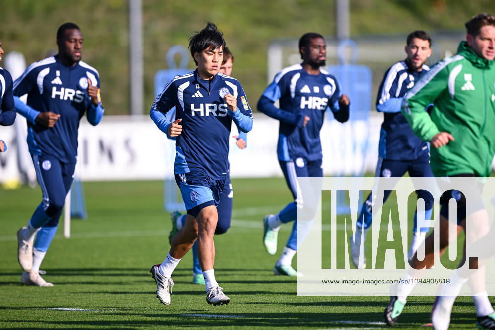 Fussball, Saison 2026 2027, Bundesliga, Training des FC Schalke 04, Warm laufen FC Schalke 04, Satoshi Tanaka (FC Schalke 04) xRHR-FOTO YYx