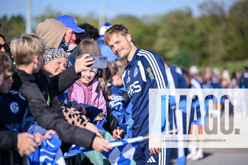 Fussball, Saison 2026 2027, Bundesliga, Training des FC Schalke 04, Finn Porath (FC Schalke 04) gibt Autogramme, xRHR-FOTO YYx