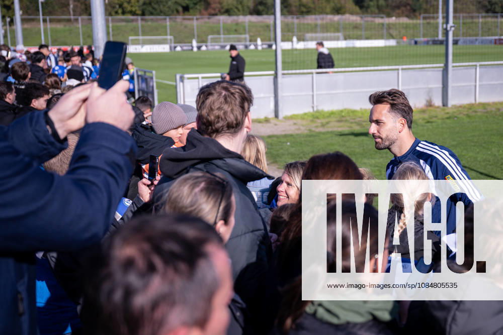 Fussball, Saison 2026 2027, Bundesliga, Training des FC Schalke 04, Kenan Karaman (FC Schalke 04) gibt Autogramme, xRHR-FOTO YYx