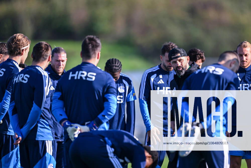Fussball, Saison 2026 2027, Bundesliga, Training des FC Schalke 04, Trainer Miron Muslic (FC Schalke 04) hält einen Ansprache im Kreis, xRHR-FOTO YYx