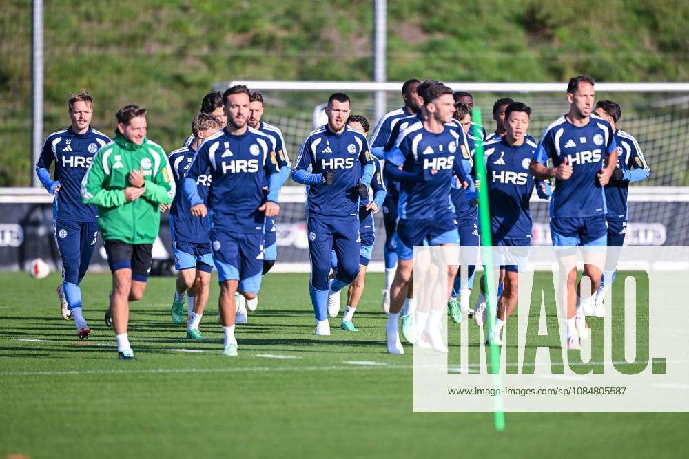 Fussball, Saison 2026 2027, Bundesliga, Training des FC Schalke 04, Warm laufen FC Schalke 04, Hasan Kurucay (FC Schalke 04) xRHR-FOTO YYx