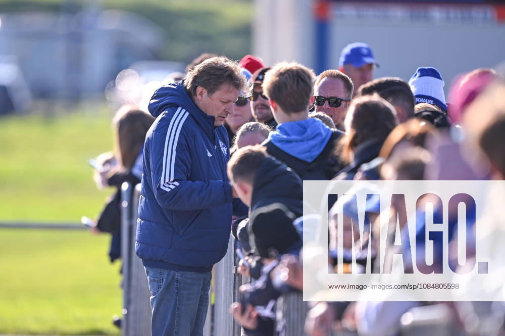 Fussball, Saison 2026 2027, Bundesliga, Training des FC Schalke 04, Direktor Profifussball Youri Mulder (FC Schalke 04) xRHR-FOTO YYx