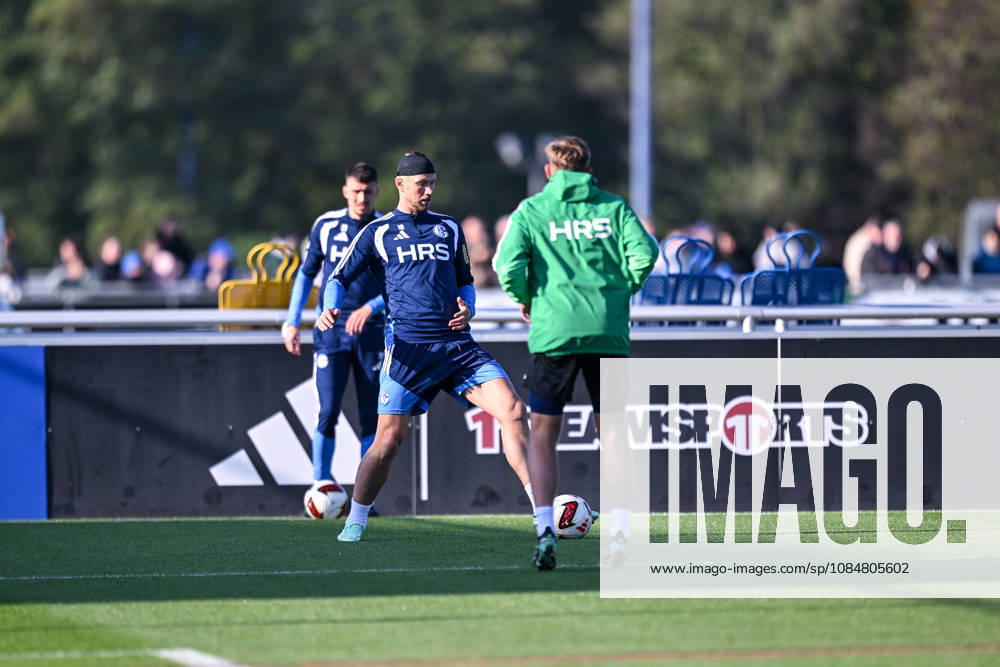 Fussball, Saison 2026 2027, Bundesliga, Training des FC Schalke 04, Edin DÅ¾eko Dzeko (FC Schalke 04) mit Verband am Kopf, xRHR-FOTO YYx