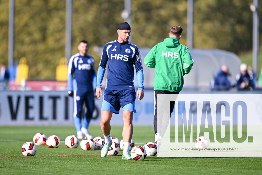 Fussball, Saison 2026 2027, Bundesliga, Training des FC Schalke 04, Edin Džeko Dzeko (FC Schalke 04) mit Verband am Kopf, xRHR-FOTO YYx