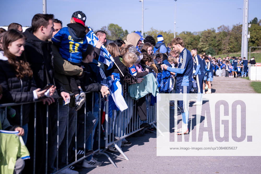 Fussball, Saison 2026 2027, Bundesliga, Training des FC Schalke 04, Finn Porath (FC Schalke 04) gibt Autogramme, xRHR-FOTO YYx