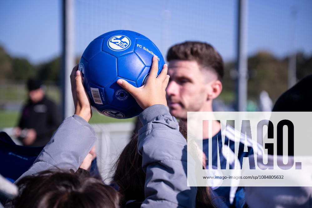Fussball, Saison 2026 2027, Bundesliga, Training des FC Schalke 04, Feature Ball, FC Schalke 04, xRHR-FOTO YYx