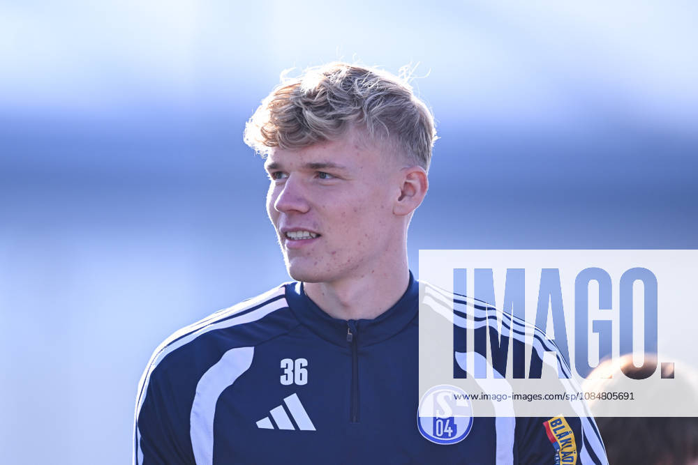Fussball, Saison 2026 2027, Bundesliga, Training des FC Schalke 04, Torwart Johannes Siebeking (FC Schalke 04) xRHR-FOTO YYx