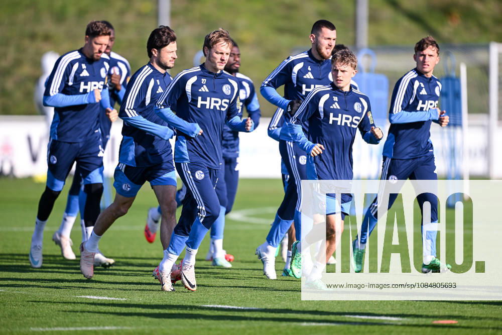 Fussball, Saison 2026 2027, Bundesliga, Training des FC Schalke 04, Warm laufen FC Schalke 04, Finn Porath (FC Schalke 04), Luca Vozar (FC Schalke 04), Vitalie Becker (FC Schalke 04) xRHR-FOTO YYx