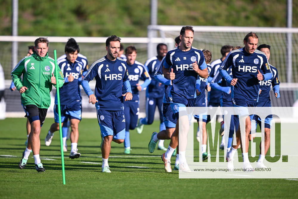 Fussball, Saison 2026 2027, Bundesliga, Training des FC Schalke 04, Warm laufen FC Schalke 04, Kenan Karaman (FC Schalke 04), Nikola Katic (FC Schalke 04), Timo Becker (FC Schalke 04) xRHR-FOTO YYx