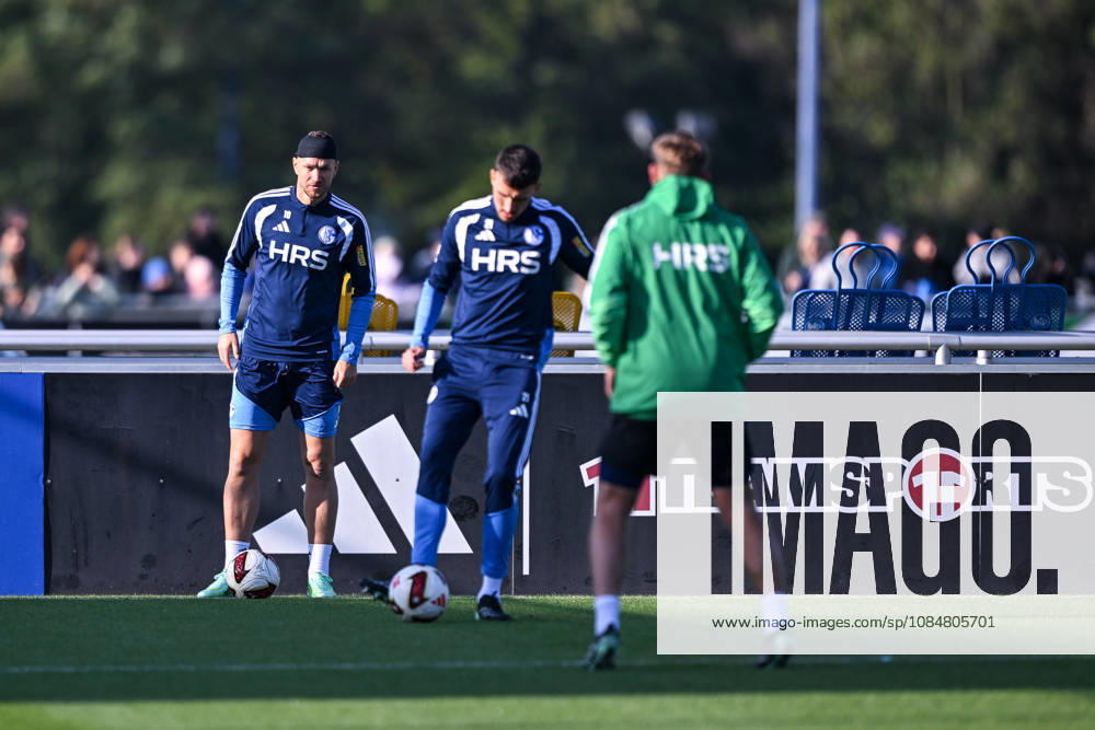 Fussball, Saison 2026 2027, Bundesliga, Training des FC Schalke 04, Edin Džeko Dzeko (FC Schalke 04) mit Verband am Kopf, Dejan Ljubicic (FC Schalke 04) xRHR-FOTO YYx