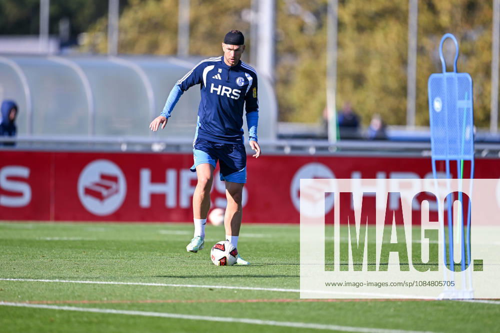 Fussball, Saison 2026 2027, Bundesliga, Training des FC Schalke 04, Edin Džeko Dzeko (FC Schalke 04) xRHR-FOTO YYx