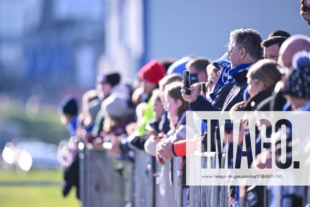 Fussball, Saison 2026 2027, Bundesliga, Training des FC Schalke 04, Fans warten auf die Spieler, xRHR-FOTO YYx
