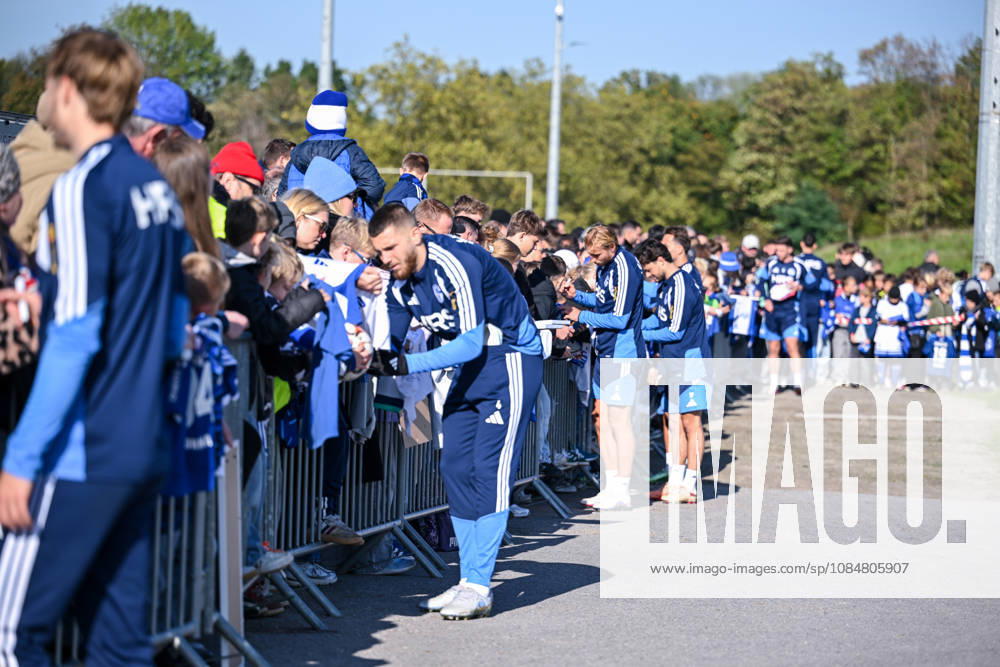 Fussball, Saison 2026 2027, Bundesliga, Training des FC Schalke 04, Hasan Kurucay (FC Schalke 04), Timo Becker (FC Schalke 04), Adrian Gantenbein (FC Schalke 04) geben Autogramme, xRHR-FOTO YYx