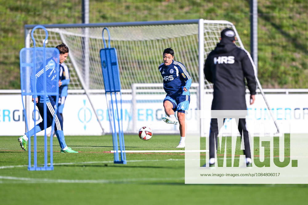 Fussball, Saison 2026 2027, Bundesliga, Training des FC Schalke 04, Vitalie Becker (FC Schalke 04), Hee-chan Hwang (FC Schalke 04), Trainer Miron Muslic (FC Schalke 04) xRHR-FOTO YYx