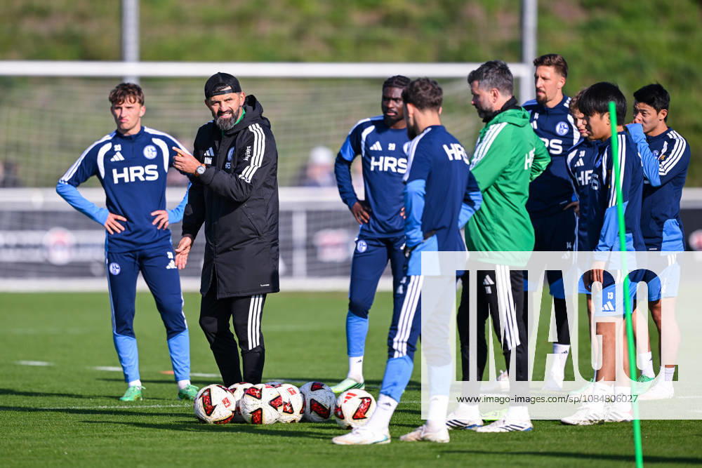 Fussball, Saison 2026 2027, Bundesliga, Training des FC Schalke 04, Trainer Miron Muslic (FC Schalke 04) spricht mit den Spielern, xRHR-FOTO YYx