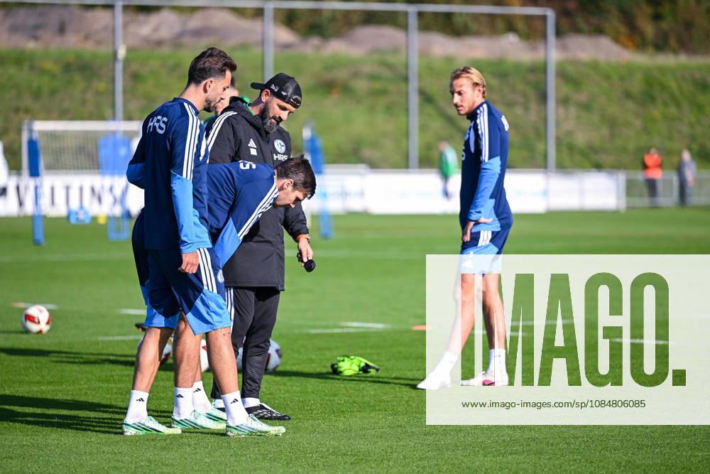 Fussball, Saison 2026 2027, Bundesliga, Training des FC Schalke 04, Maximilian Wöber (FC Schalke 04) hat sich verletzt, Trainer Miron Muslic (FC Schalke 04), Kenan Karaman (FC Schalke 04) (r) xRHR-FOTO YYx