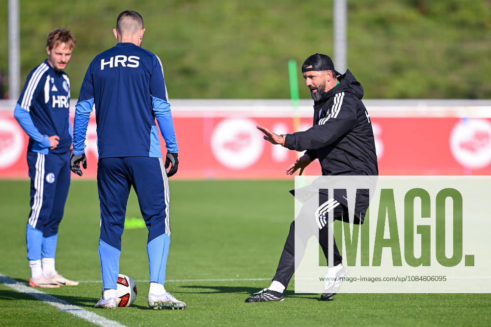 Fussball, Saison 2026 2027, Bundesliga, Training des FC Schalke 04, Finn Porath (FC Schalke 04), Hasan Kurucay (FC Schalke 04), Trainer Miron Muslic (FC Schalke 04) xRHR-FOTO YYx