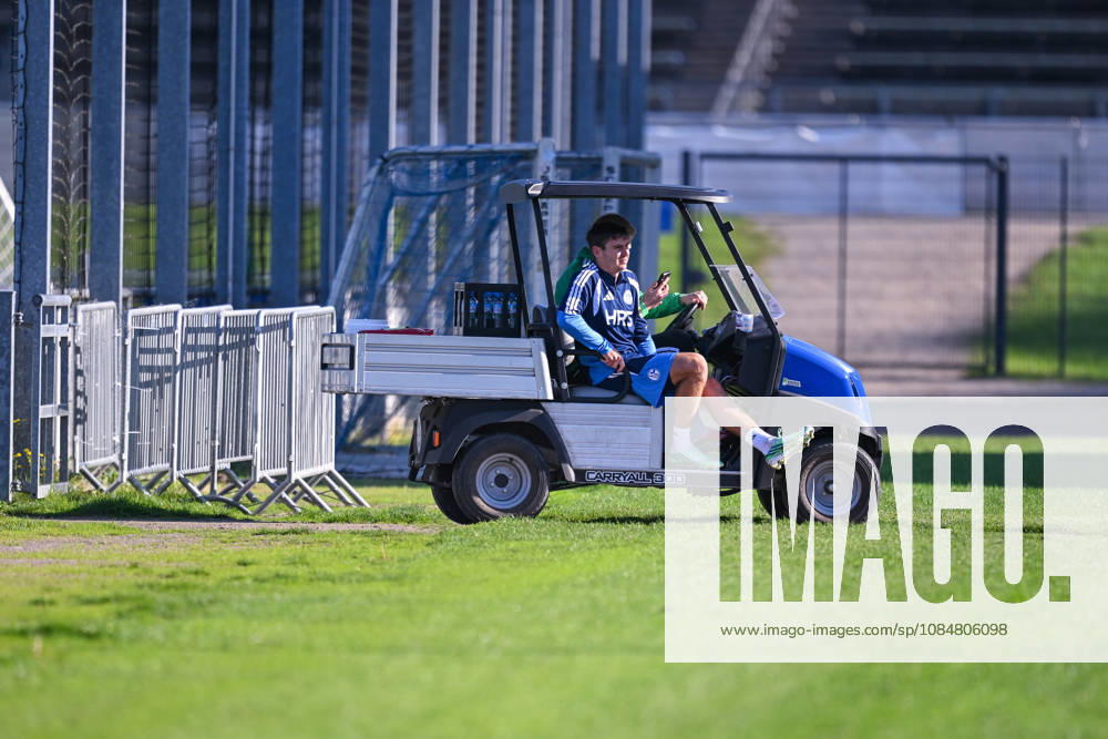 Fussball, Saison 2026 2027, Bundesliga, Training des FC Schalke 04, Maximilian Wöber (FC Schalke 04) wird mit dem Goldkart weg gebracht, xRHR-FOTO YYx