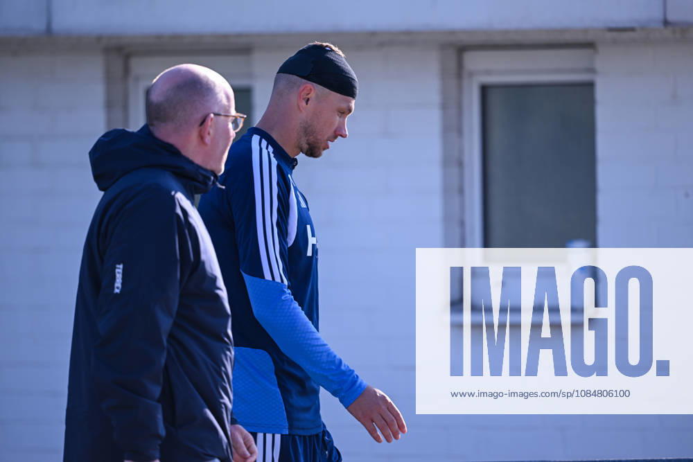 Fussball, Saison 2026 2027, Bundesliga, Training des FC Schalke 04, Edin Džeko Dzeko (FC Schalke 04) geht vom Trainingsplatz, xRHR-FOTO YYx
