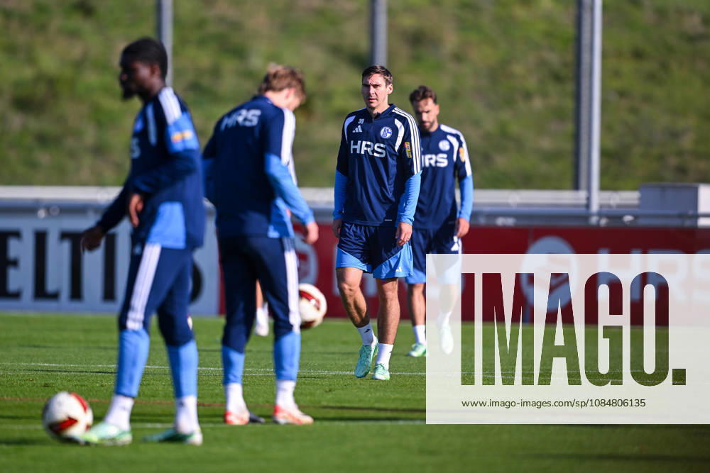 Fussball, Saison 2026 2027, Bundesliga, Training des FC Schalke 04, Junior Dina Ebimbe (FC Schalke 04), Finn Porath (FC Schalke 04), Maximilian Wöber (FC Schalke 04), Kenan Karaman (FC Schalke 04) xRHR-FOTO YYx