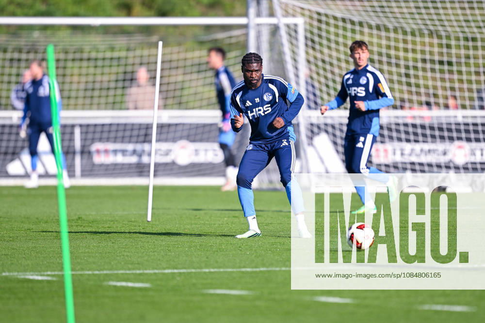 Fussball, Saison 2026 2027, Bundesliga, Training des FC Schalke 04, Junior Dina Ebimbe (FC Schalke 04) xRHR-FOTO YYx