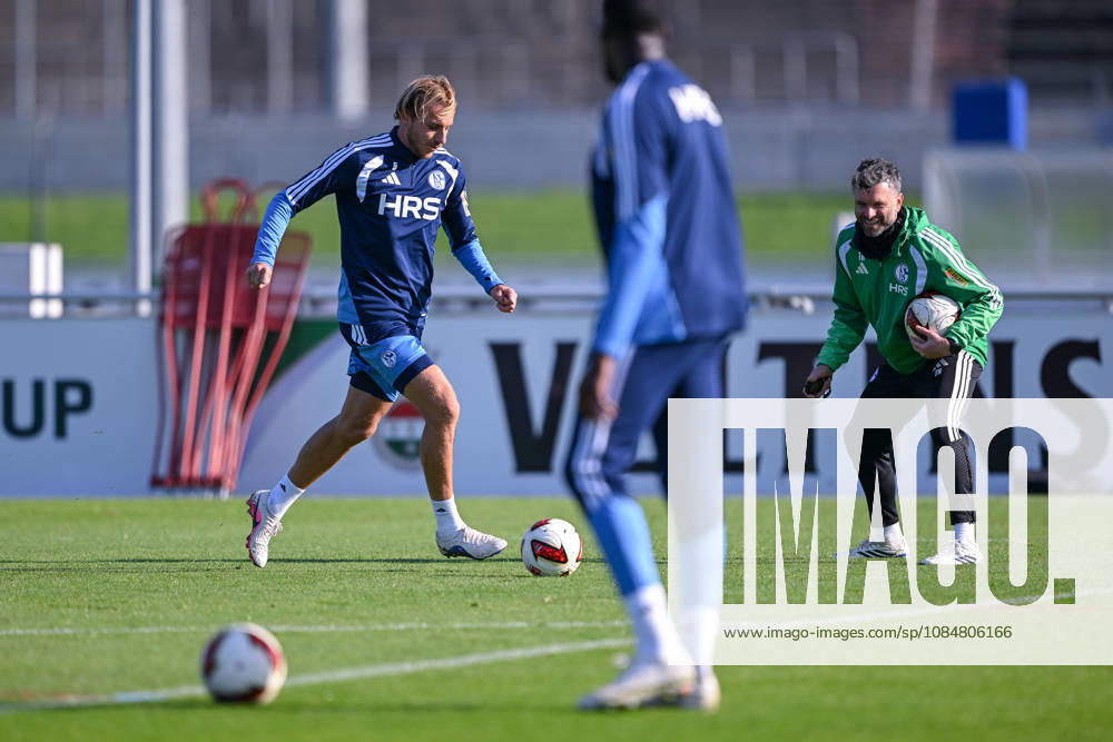 Fussball, Saison 2026 2027, Bundesliga, Training des FC Schalke 04, Timo Becker (FC Schalke 04), Co-Trainer Tim Hoogland (FC Schalke 04) xRHR-FOTO YYx