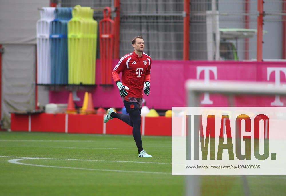 FC Bayern München, Abschlusstraining, Champions League, Saison 2026 2027, Fussball, Herren Manuel Neuer (FC Bayern München) beim Aufwärmen, laufen