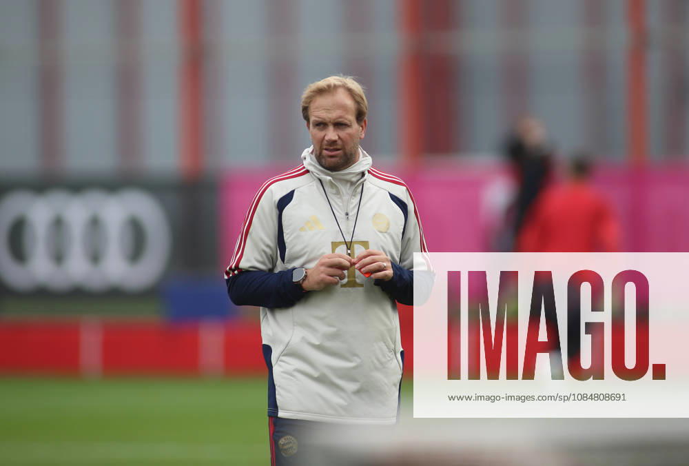 FC Bayern München, Abschlusstraining, Champions League, Saison 2026 2027, Fussball, Herren Aaron Danks, Co-Trainer (FC Bayern München) leitete heute das Abschlusstraining für Kompany der sich zu Hause auskuriert