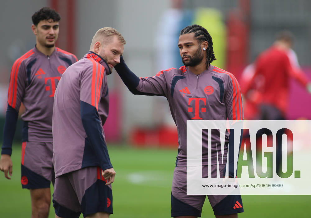 FC Bayern München, Abschlusstraining, Champions League, Saison 2026 2027, Fussball, Herren Konrad Laimer (FC Bayern München) (li.) bekomt von Serge Gnabry (FC Bayern München) (re.) einen Ohrenschnipser