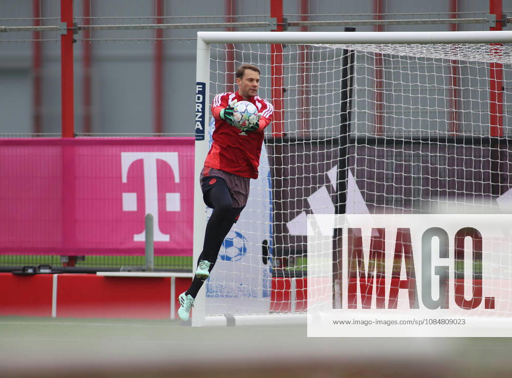 FC Bayern München, Abschlusstraining, Champions League, Saison 2026 2027, Fussball, Herren Manuel Neuer (FC Bayern München) fängt springend einen Ball