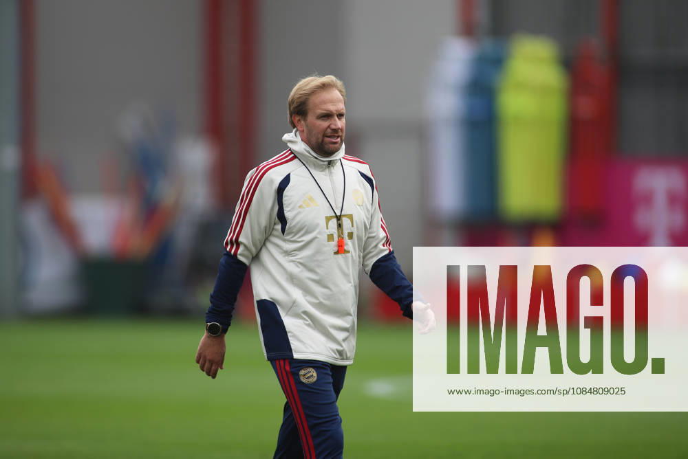 FC Bayern München, Abschlusstraining, Champions League, Saison 2026 2027, Fussball, Herren Aaron Danks, Co-Trainer (FC Bayern München) leitet heute das Abschlusstraining