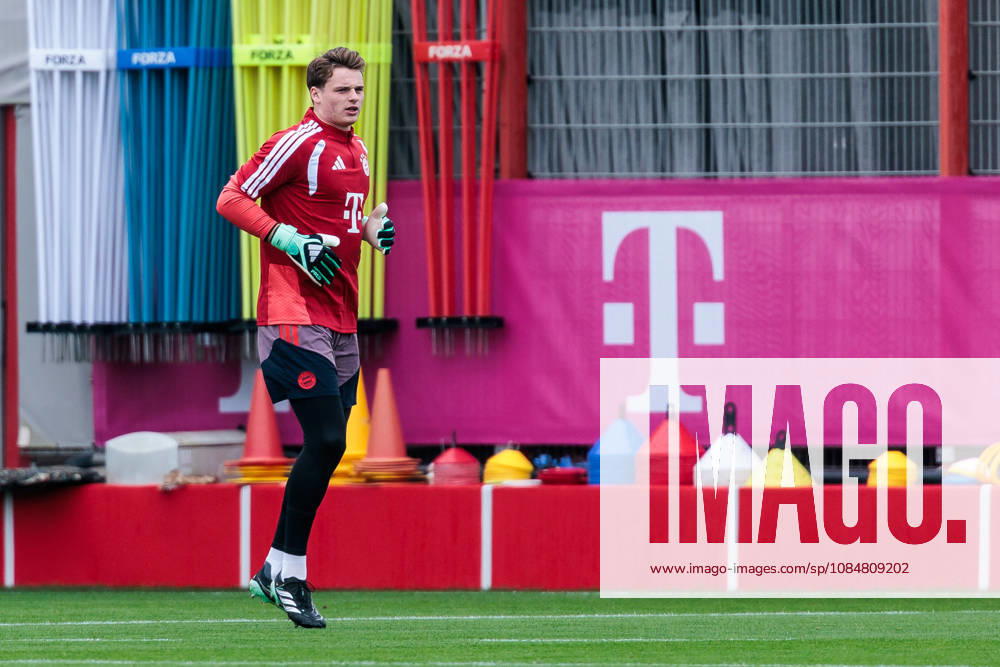 Jonas Urbig (FC Bayern Muenchen, 40) during the training session before the UEFA Champions League match between FC Bayern Muenchen vs. Arsenal FC at Trainingsgelaende an der Saebener Str on October 20, 2026 in Munich, Germany. Bavaria Germany