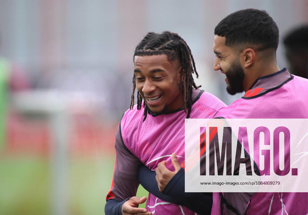 FC Bayern München, Abschlusstraining, Champions League, Saison 2026 2027, Fussball, Herren Michael Olise (FC Bayern München) (li.) spassig mit Ismael Saibari (FC Bayern München) (re.)