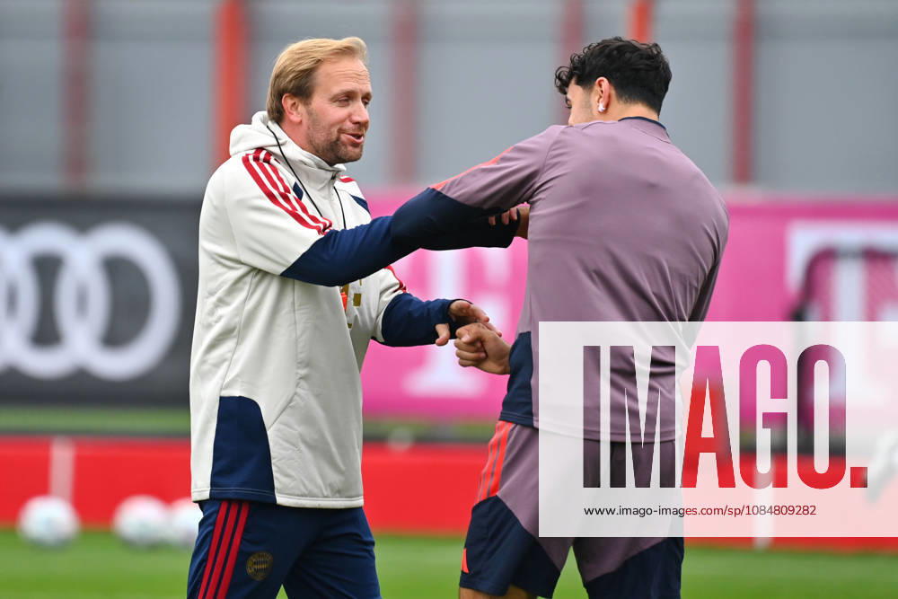 Aaron DANKS (Co-Trainer FCB) scherzt mit Aleksandar PAVLOVIC (Bayern Muenchen). Fussball Champions League,Saison 2026 27, Ligaphase ABSCHLUSSTRAINING am 20.10.2026 FC Bayern Muenchen - FC Arsenal